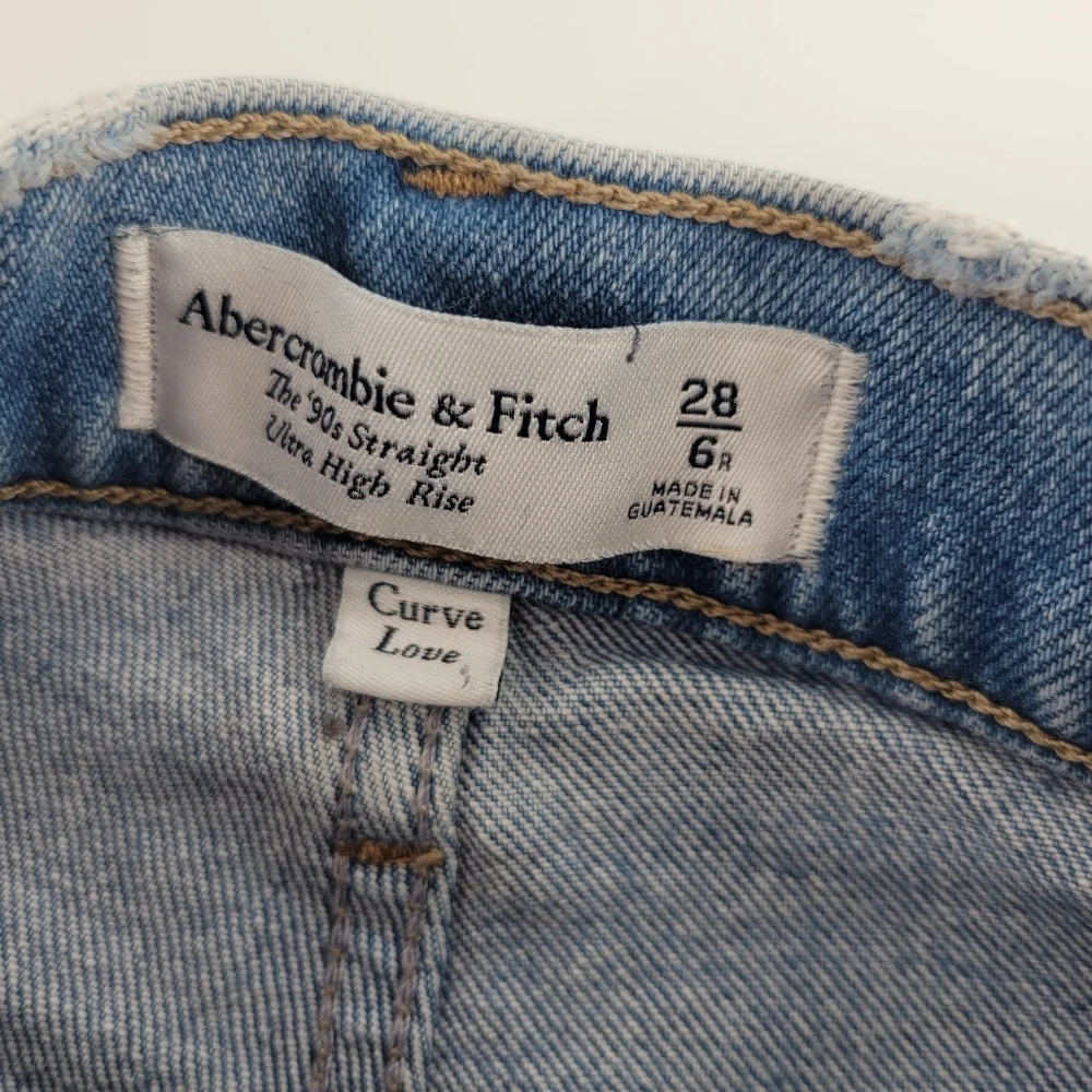 Abercrombie & Fitch Jeans Size 28 Ultra Hight Rise The 90s Straight - Picture 2 of 6